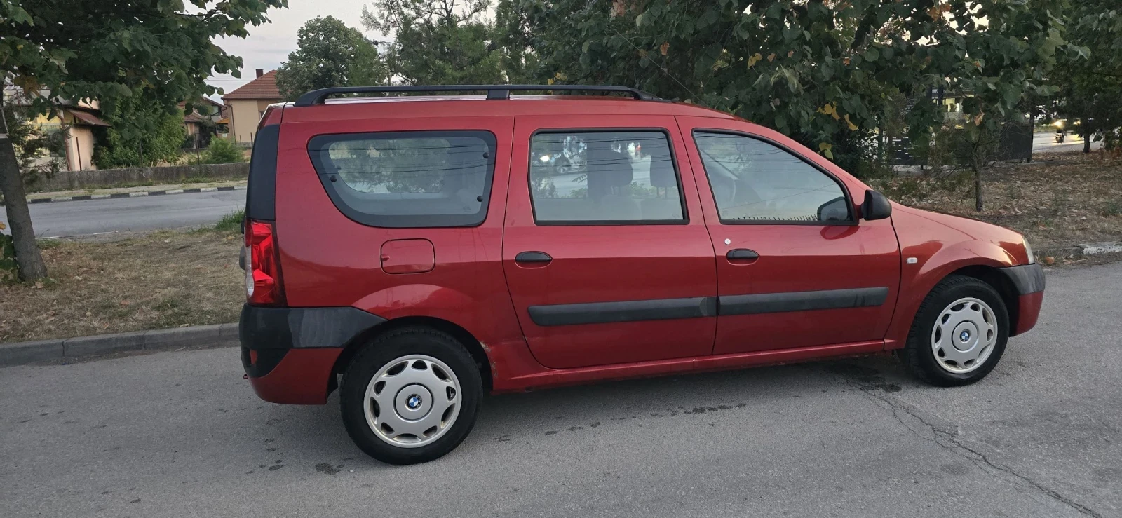 Dacia Logan 1.6i, 7местен - изображение 6