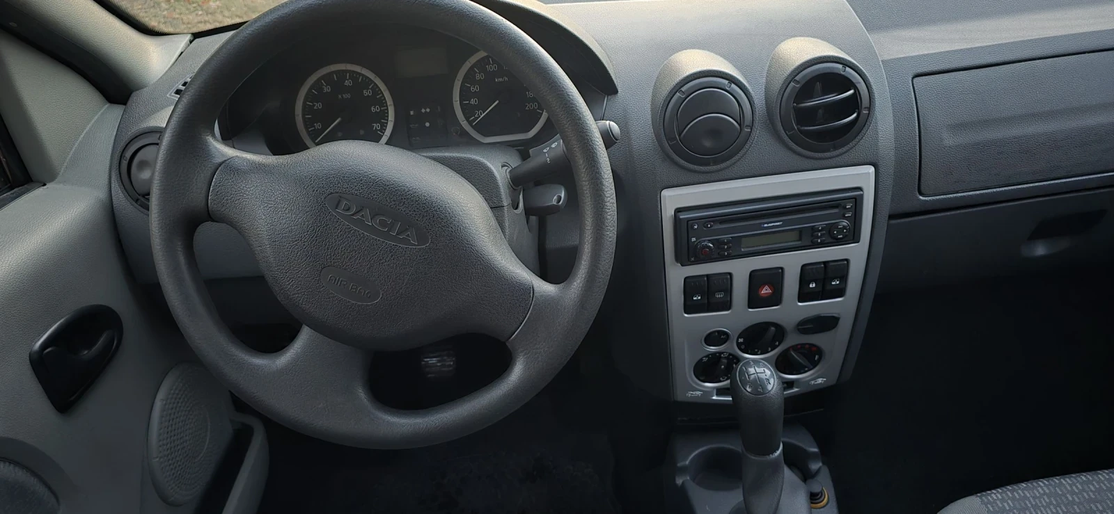 Dacia Logan 1.6i, 7местен - изображение 10