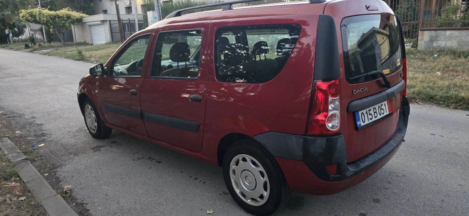 Dacia Logan 1.6i, 7местен - изображение 3