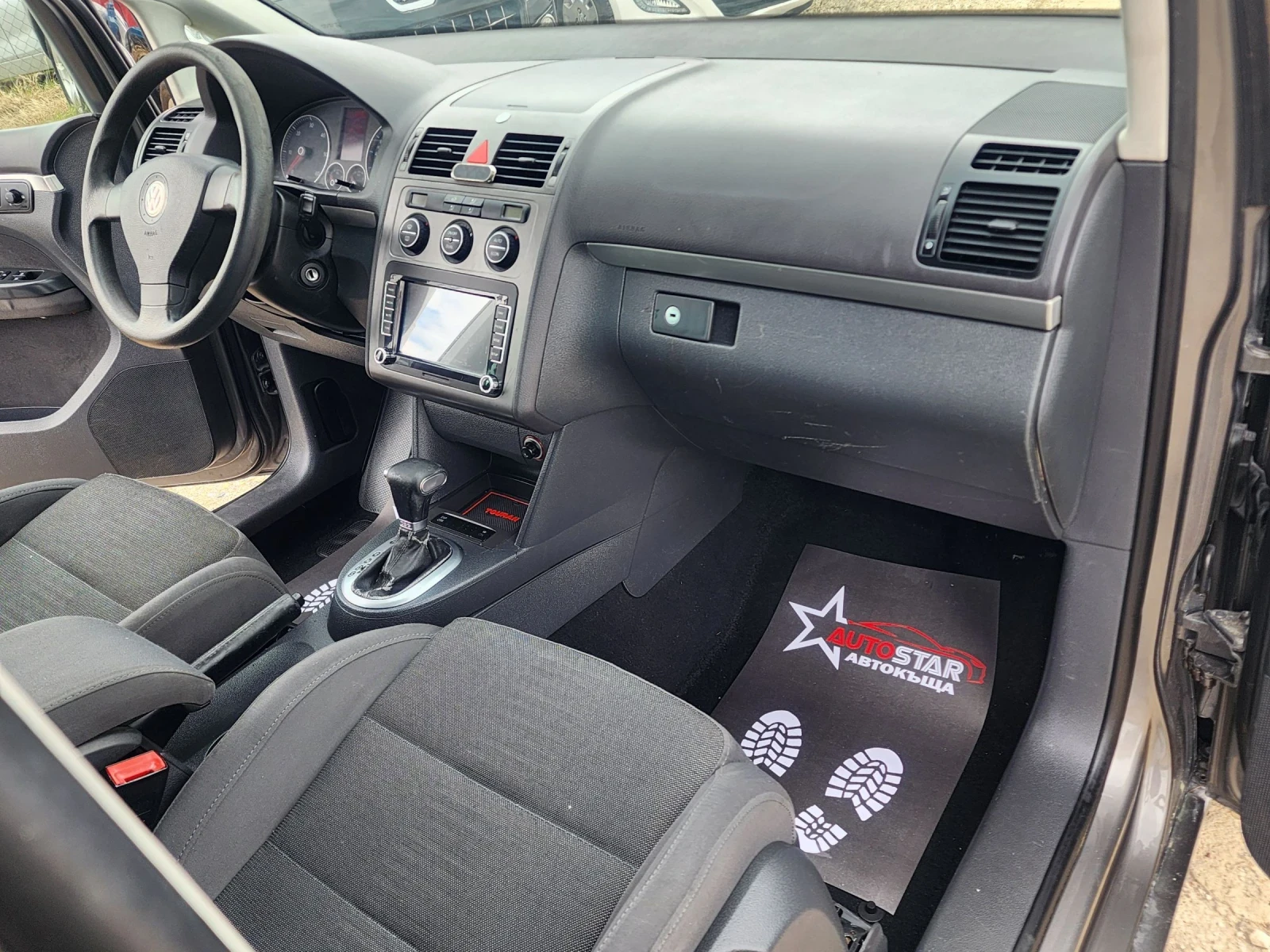 VW Touran 2.0TDI DSG 6+ 1, снимка 7 - Автомобили и джипове - 54563753