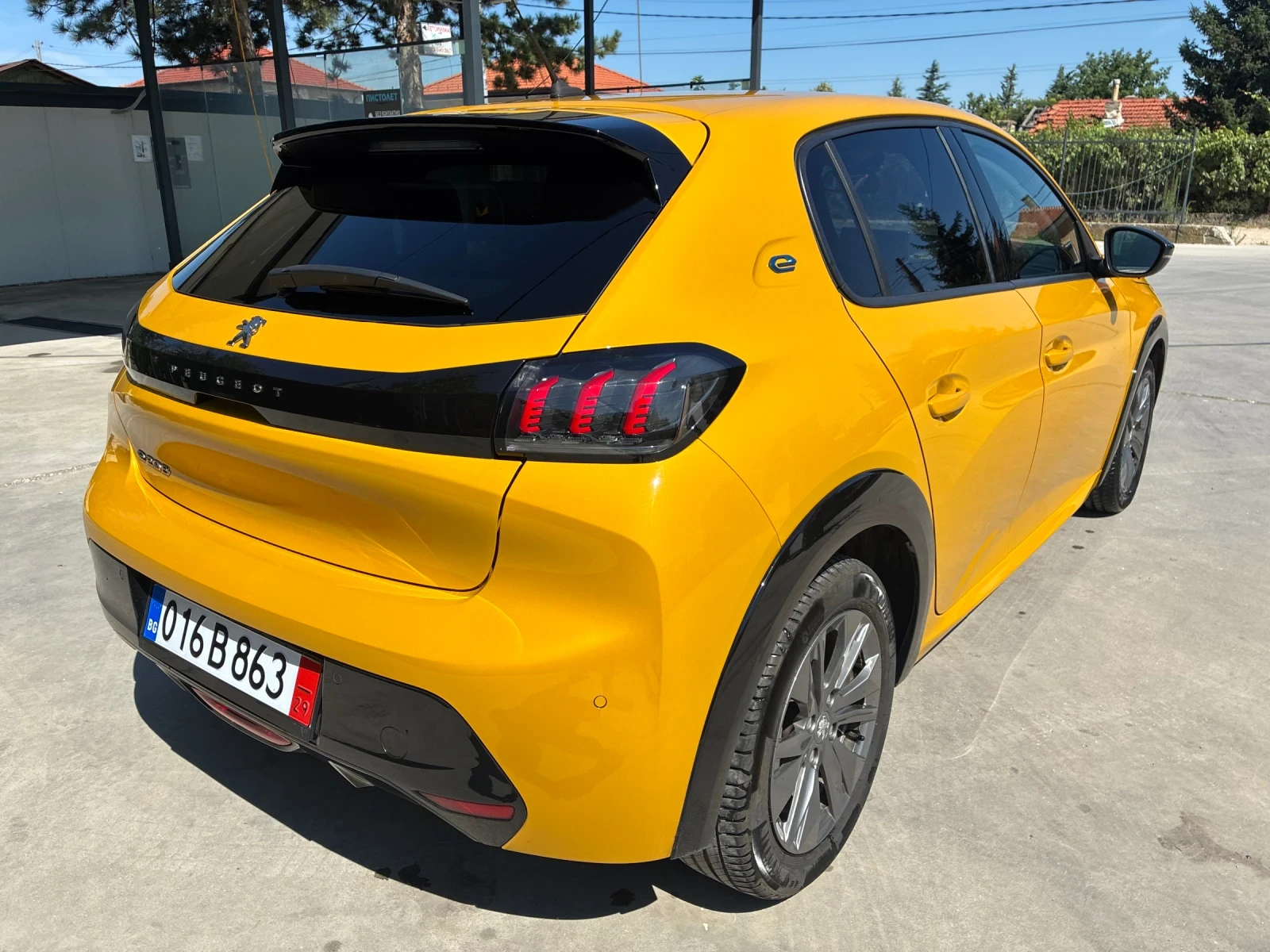 Peugeot 208 E208, снимка 4 - Автомобили и джипове - 55293668