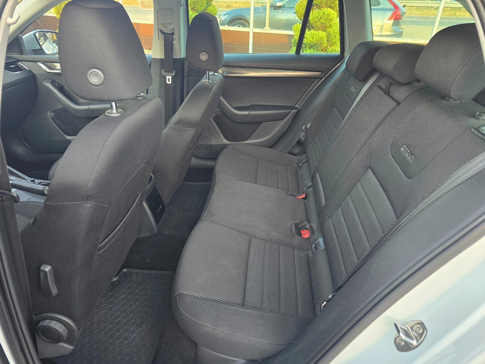 Skoda Octavia 2.0DSG SCOUT ! ! ПАНОРАМА  ЕВРО 6, снимка 11 - Автомобили и джипове - 56052509