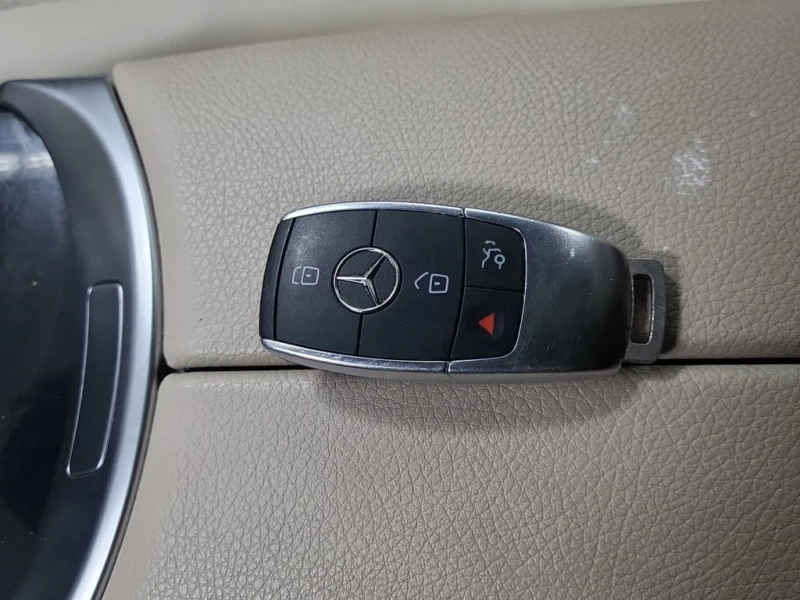 Mercedes-Benz GLC 300 * CARFAX * БЕЗ ПЪРВОНАЧАЛНА ВНОСКА, снимка 9 - Автомобили и джипове - 52745301