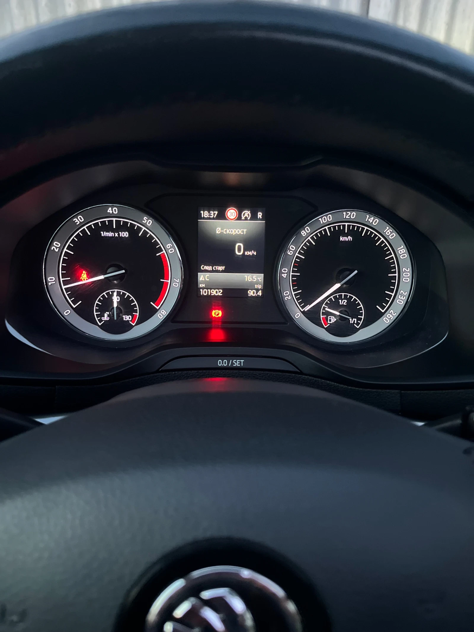 Skoda Karoq 1.5 TSI 7 DSG /Панорама/Печка, снимка 12 - Автомобили и джипове - 53829507