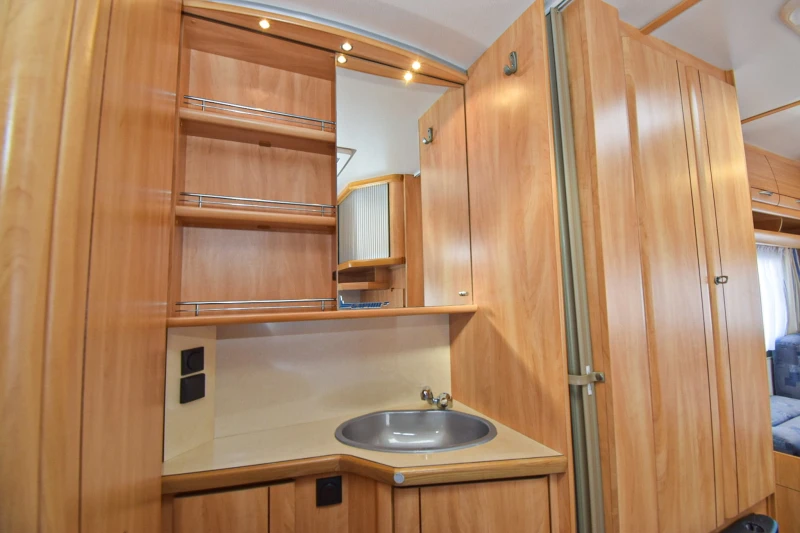 Каравана Fendt 470, снимка 9 - Каравани и кемпери - 53556347