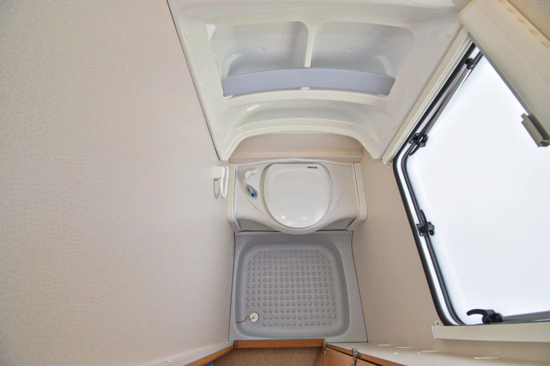 Каравана Fendt 470, снимка 8 - Каравани и кемпери - 53556347