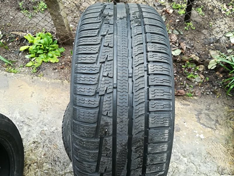 Гуми Зимни 235/50R18, снимка 1 - Гуми и джанти - 20674796