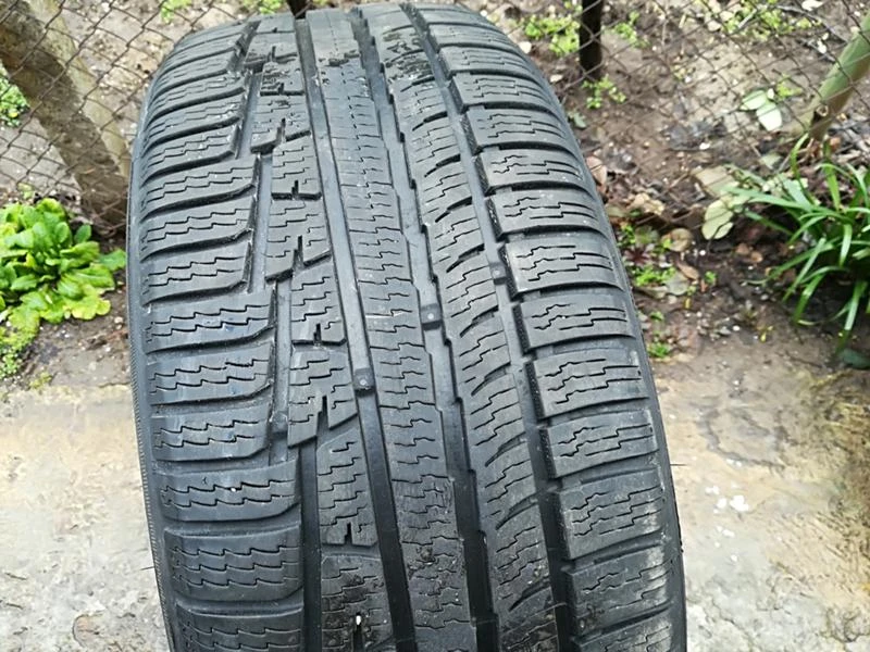 Гуми Зимни 235/50R18, снимка 2 - Гуми и джанти - 20674796