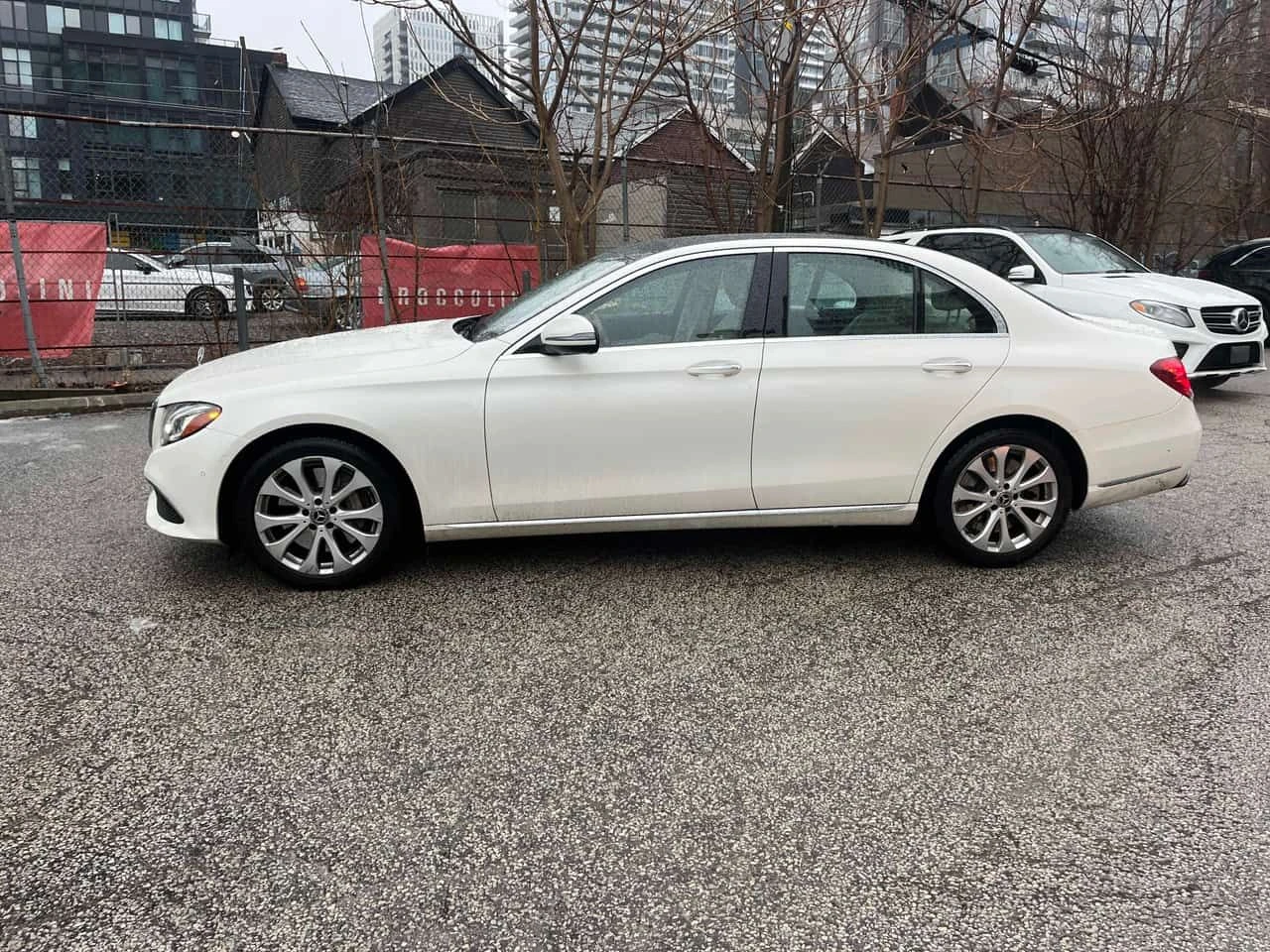 Mercedes-Benz E 450 PANO | KEYLESS | ПОДГРЕВИ | АМБИЕНТ | CARFAX, снимка 2 - Автомобили и джипове - 53928575