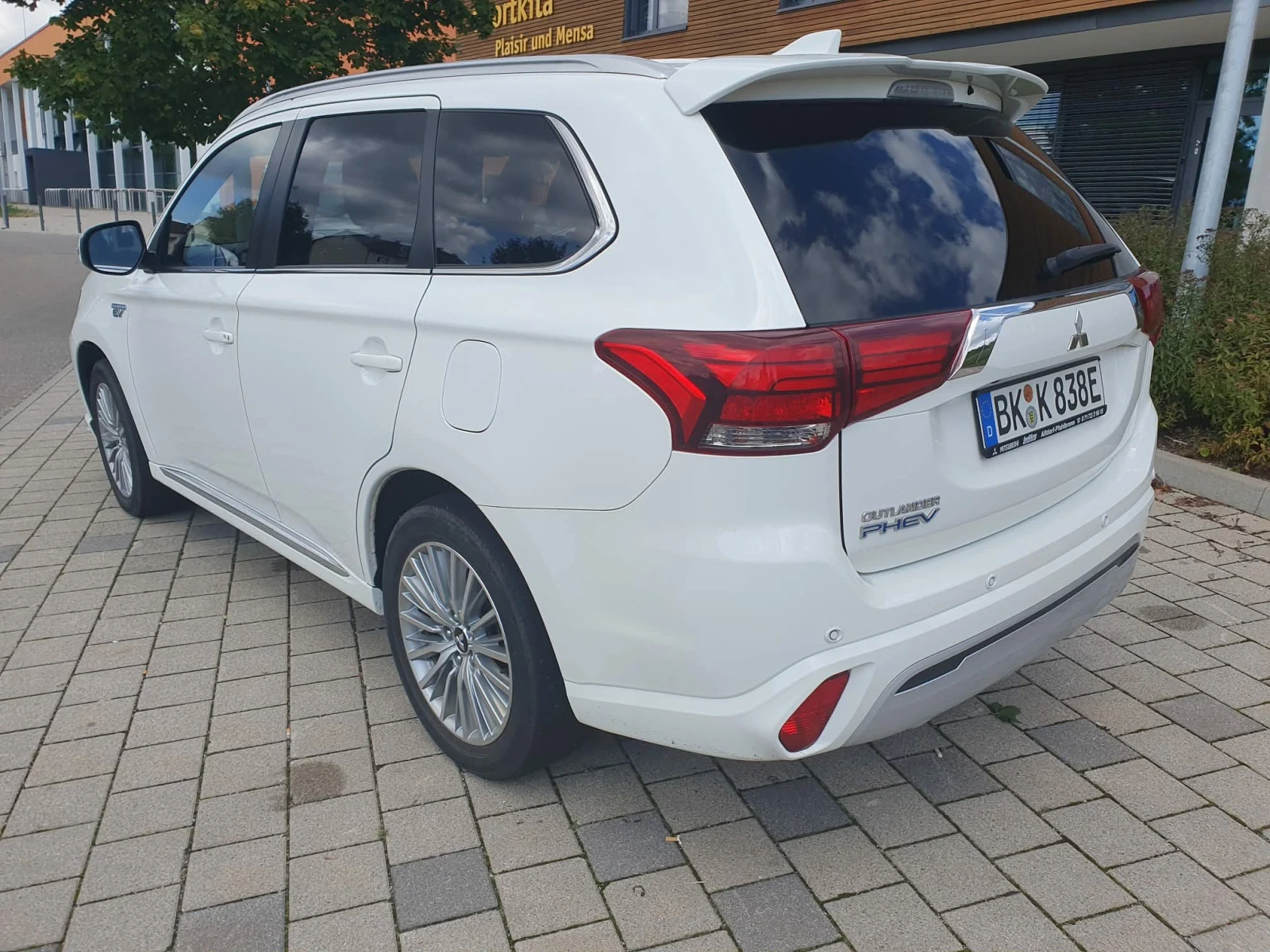Mitsubishi Outlander 2.4 Plug-in Hibrid (PHEV), снимка 11 - Автомобили и джипове - 53851897