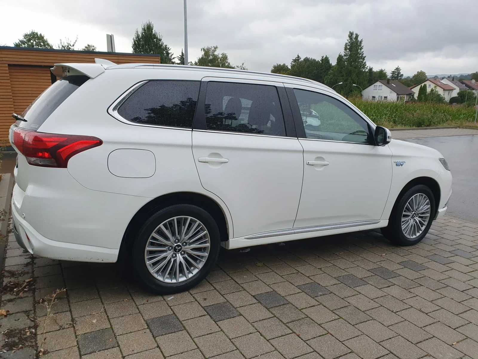 Mitsubishi Outlander 2.4 Plug-in Hibrid (PHEV), снимка 9 - Автомобили и джипове - 53851897