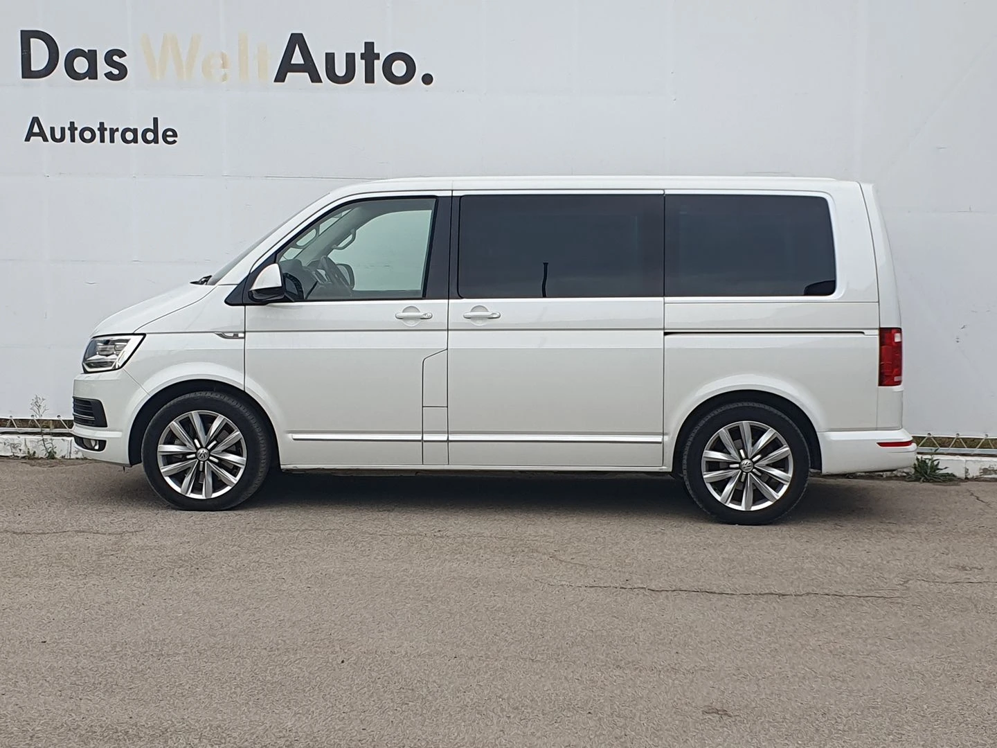 VW Multivan Highline TDI 4MO BMT - изображение 2