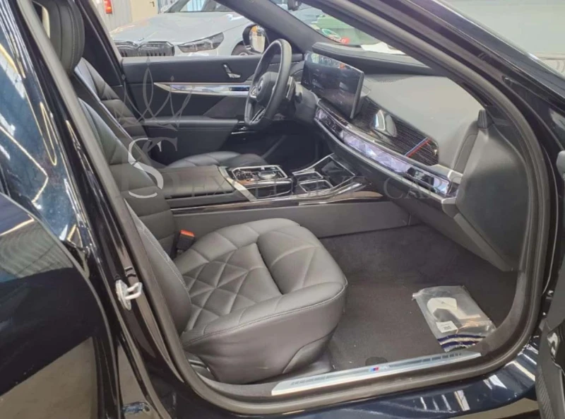 BMW 740 D* xDRIVE* M-SPORT* SKY LOUNGE* TV* , снимка 3 - Автомобили и джипове - 51836327