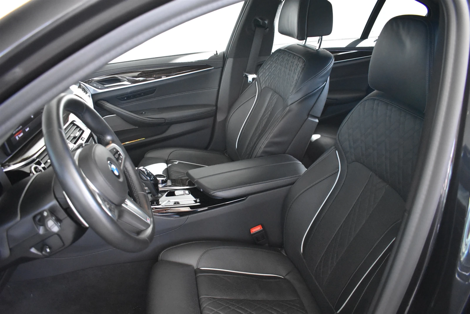 BMW 550 xDrive Sedan - изображение 8