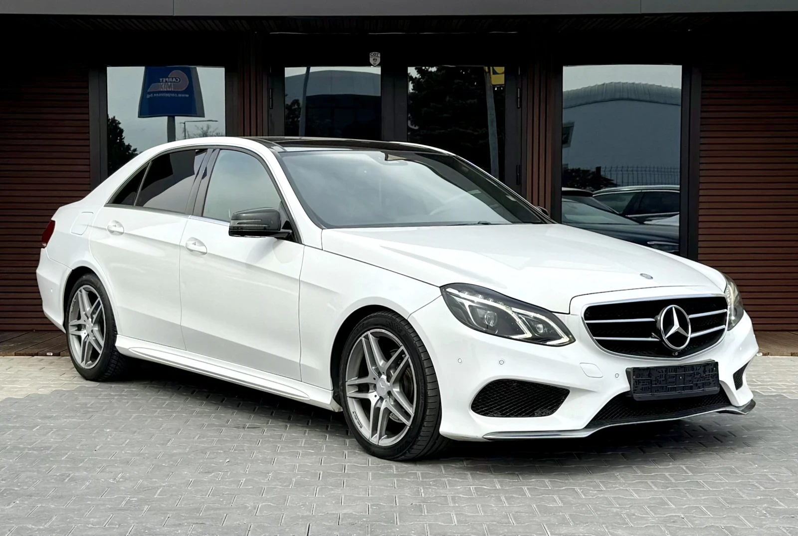 Mercedes-Benz E 350 AMG* Kamera 360* Multi-Beam, снимка 3 - Автомобили и джипове - 54190578