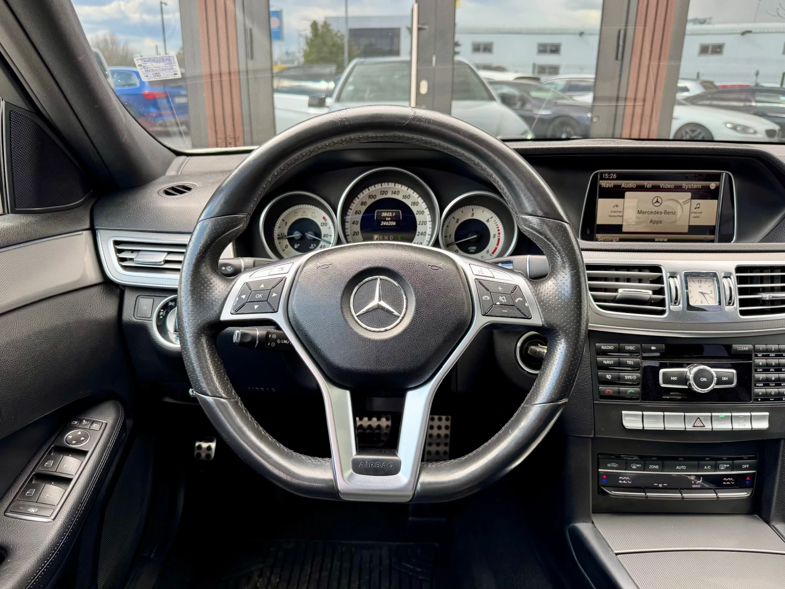 Mercedes-Benz E 350 AMG* Kamera 360* Multi-Beam, снимка 11 - Автомобили и джипове - 54190578