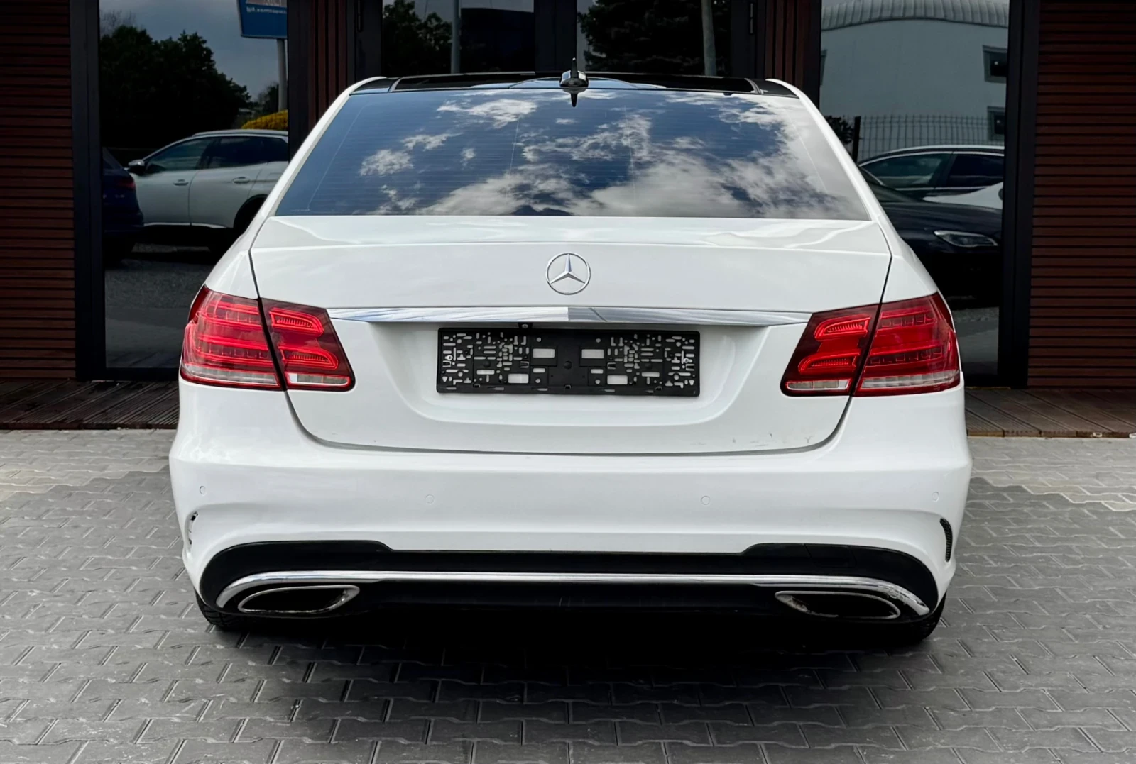 Mercedes-Benz E 350 AMG* Kamera 360* Multi-Beam, снимка 5 - Автомобили и джипове - 54190578