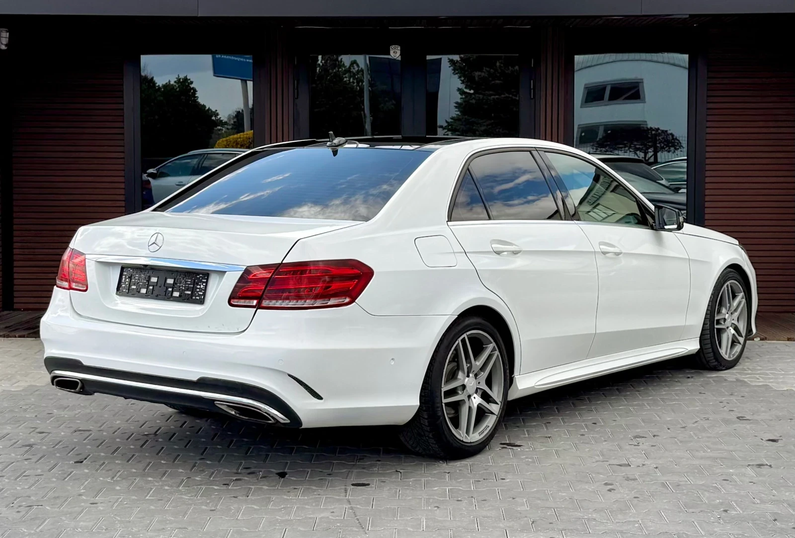 Mercedes-Benz E 350 AMG* Kamera 360* Multi-Beam, снимка 6 - Автомобили и джипове - 54190578