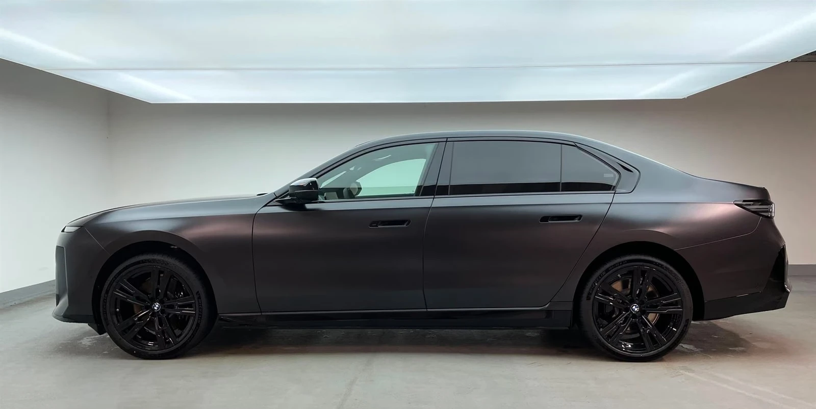 BMW i7 M70/FACE/ICONIC GLOW/M PRO/SKY/HUD/B&W/TV/CRYSTAL/ | Mobile.bg � ����������� 2