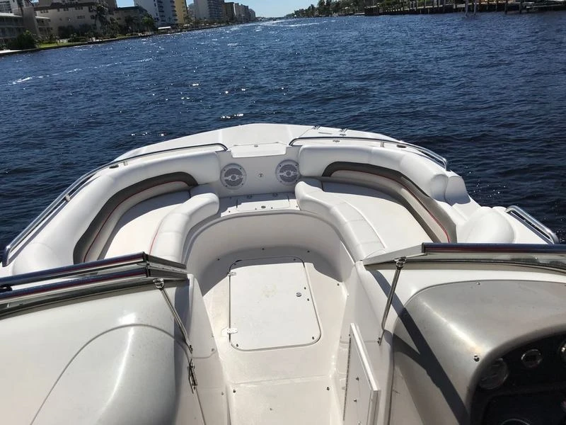 Моторна яхта Rinker 246 CAPTIVA - изображение 6