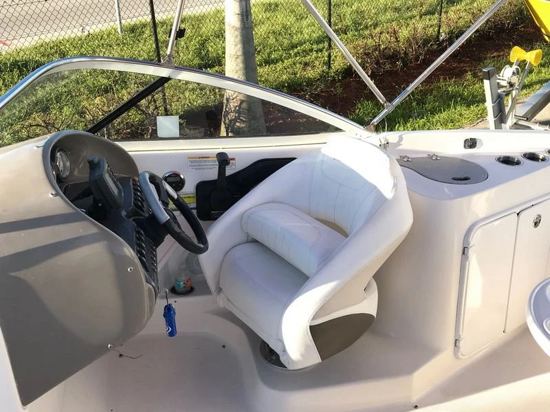 Моторна яхта Rinker 246 CAPTIVA - изображение 9