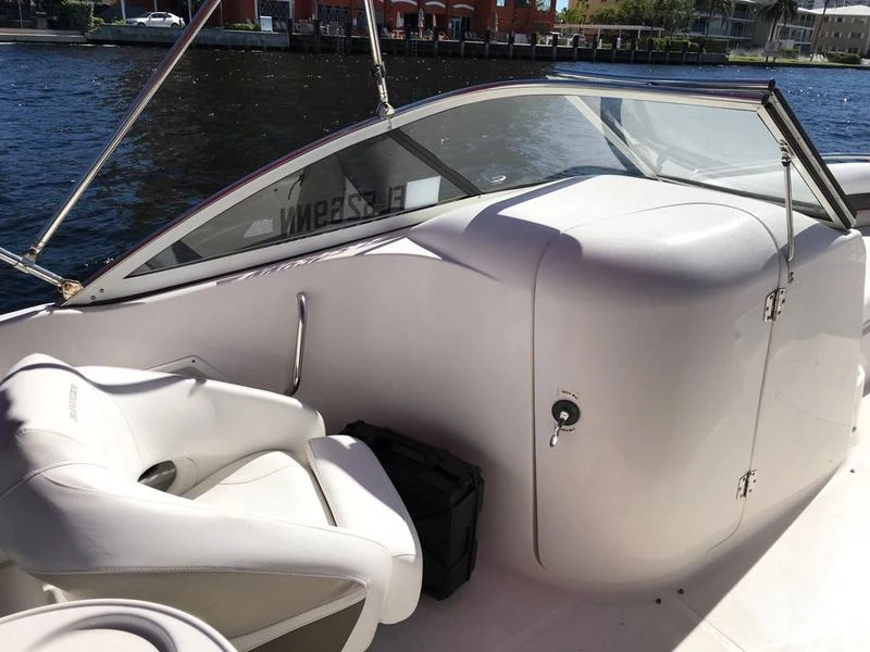 Моторна яхта Rinker 246 CAPTIVA - изображение 10