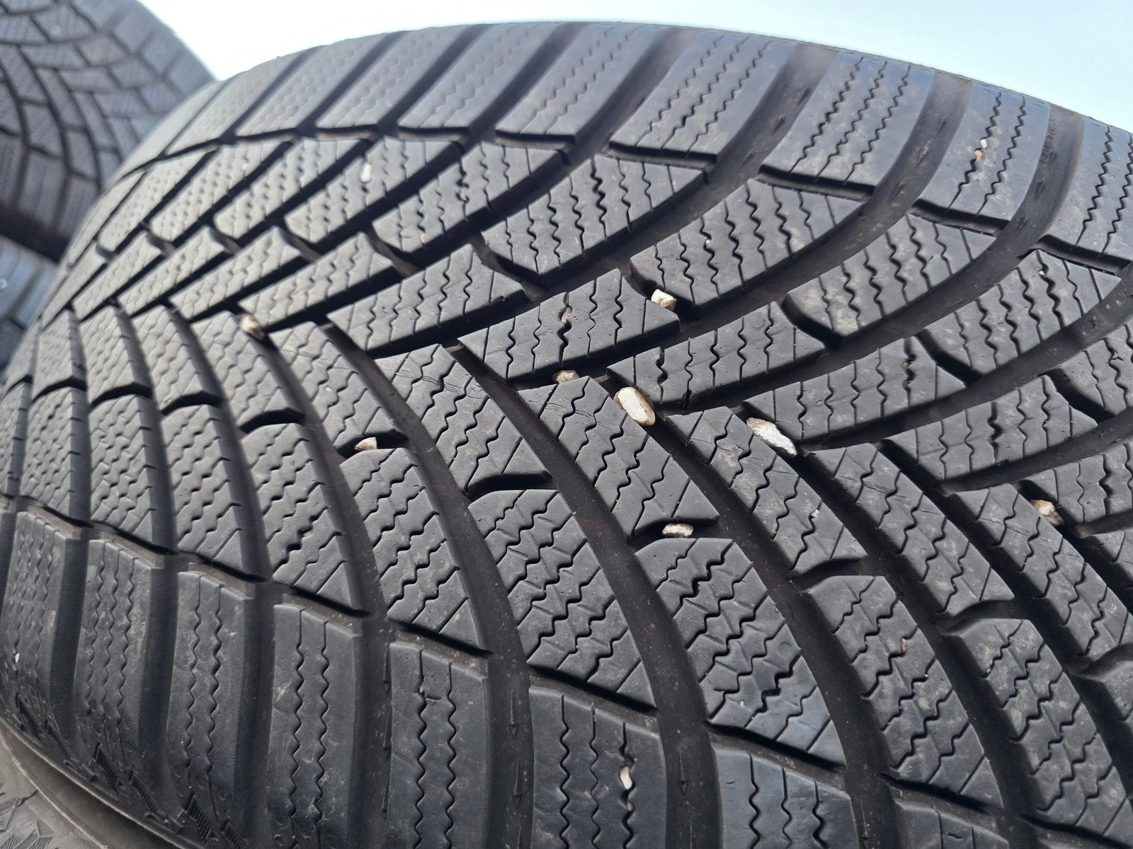 Гуми Зимни 235/50R19, снимка 3 - Гуми и джанти - 56724711