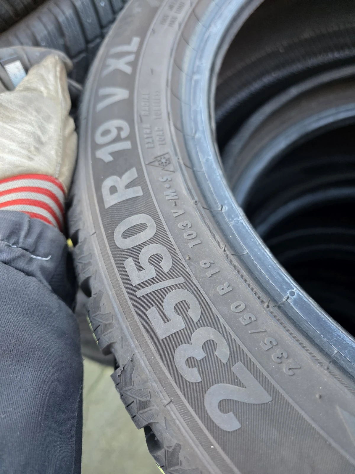 Гуми Зимни 235/50R19, снимка 8 - Гуми и джанти - 56724711