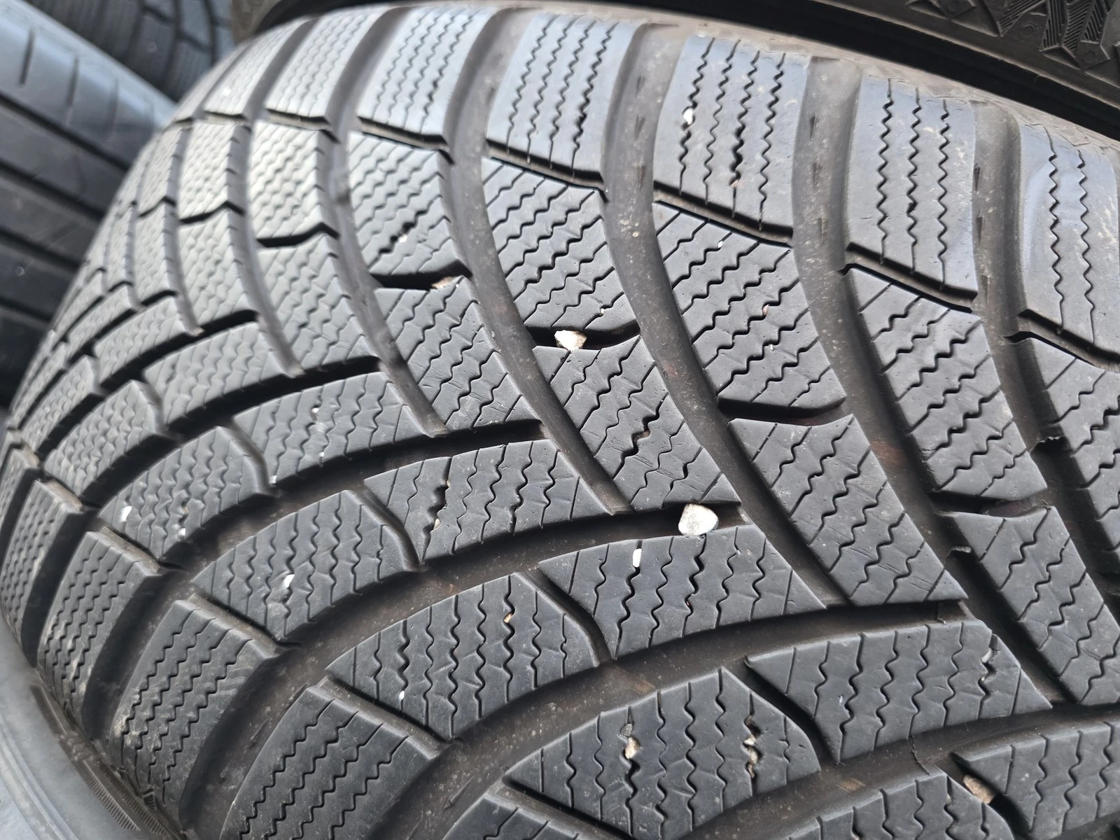 Гуми Зимни 235/50R19, снимка 4 - Гуми и джанти - 56724711