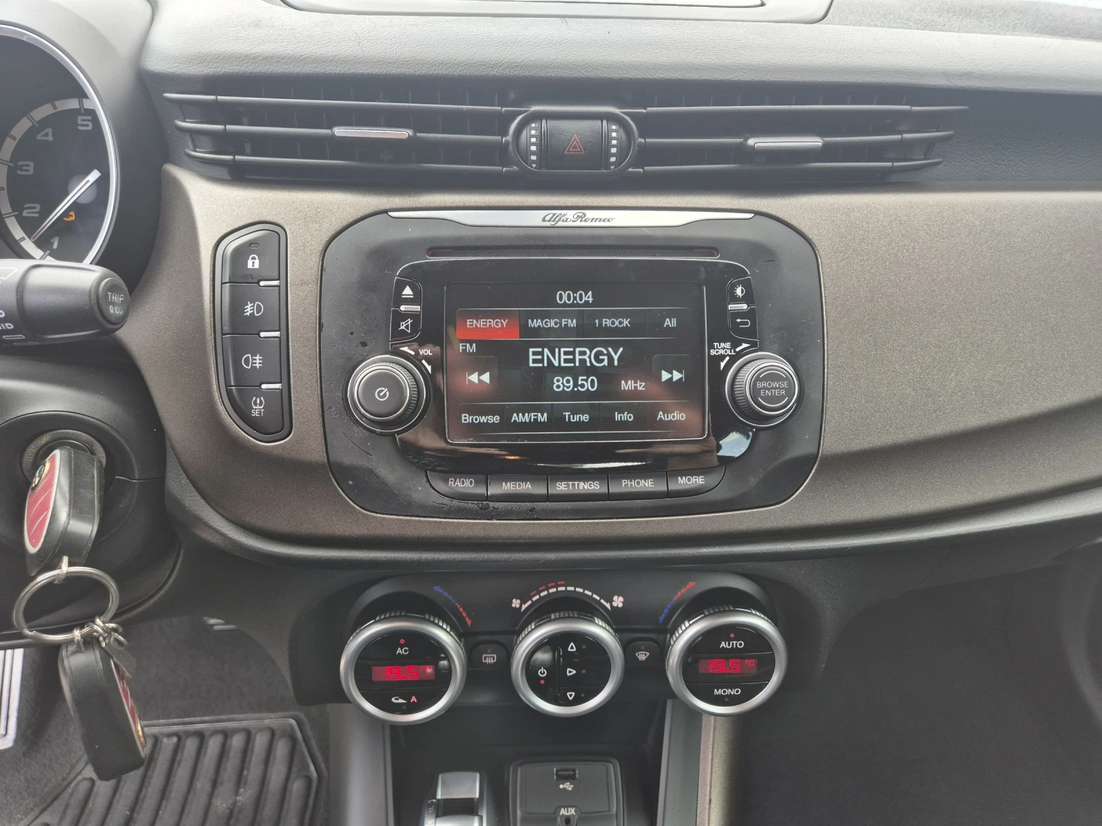 Alfa Romeo Giulietta 1.4-TURBO///Sportiva///EURO6 - изображение 9