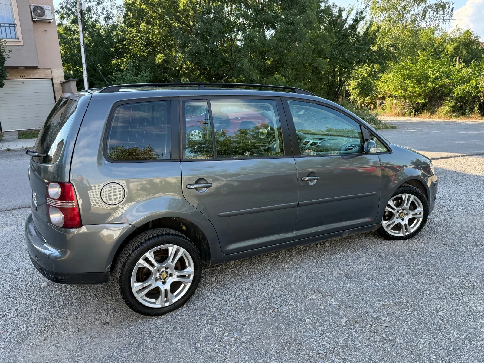 VW Touran Обслужен С Газ-Инж запазен 2009.Г Топ А/С, снимка 5 - Автомобили и джипове - 55191650