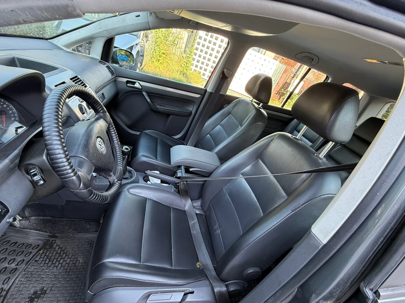 VW Touran Обслужен С Газ-Инж запазен 2009.Г Топ А/С, снимка 4 - Автомобили и джипове - 55191650