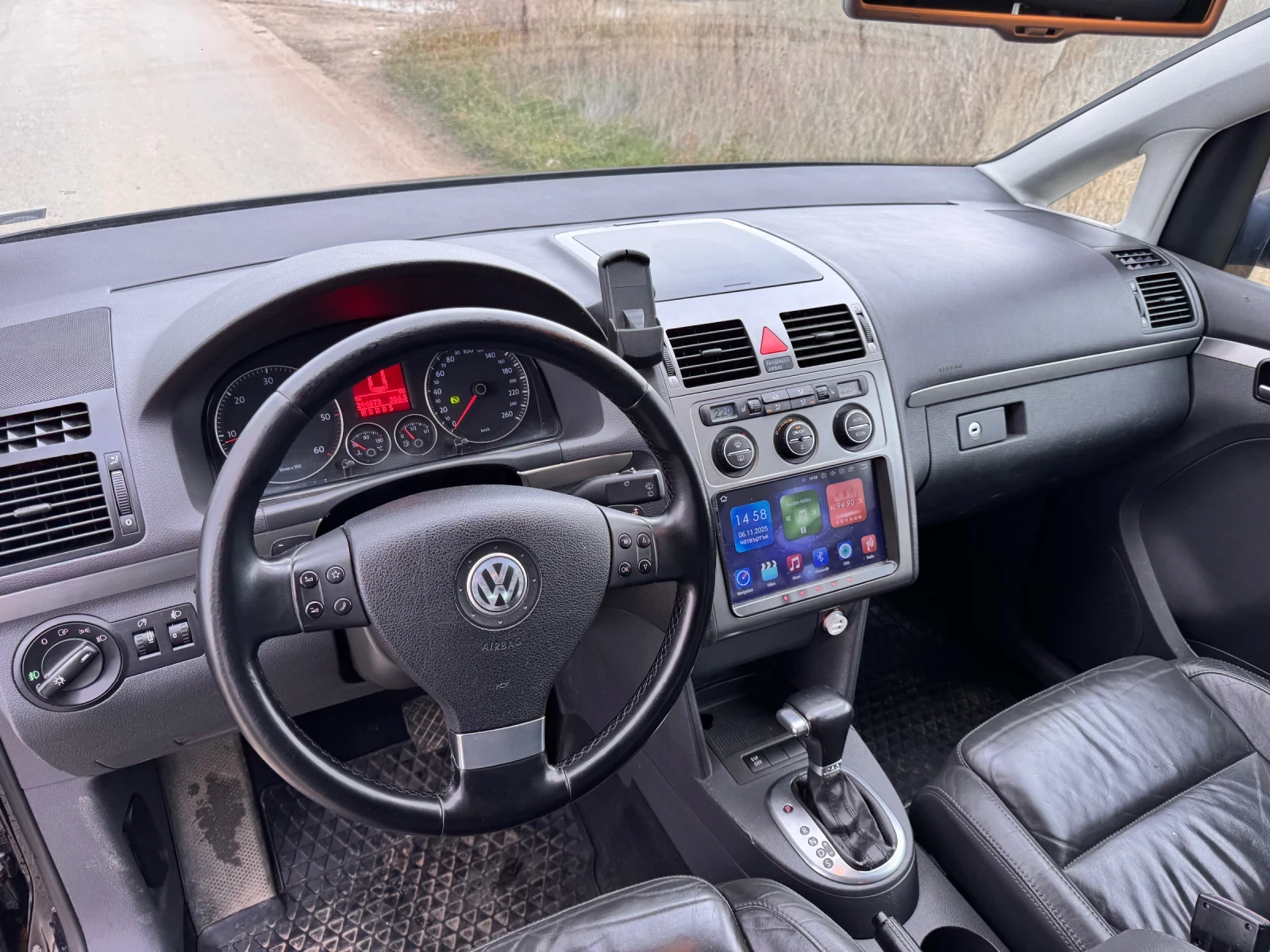 VW Touran 2.0TDI Automatic кожа Navi Android HighLine , снимка 9 - Автомобили и джипове - 56583342