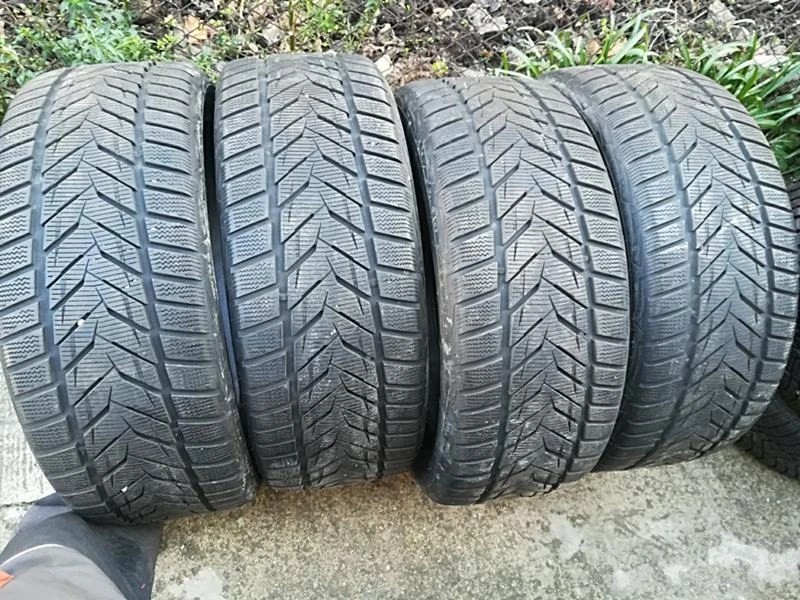 Гуми Зимни 245/45R18, снимка 1 - Гуми и джанти - 23733113