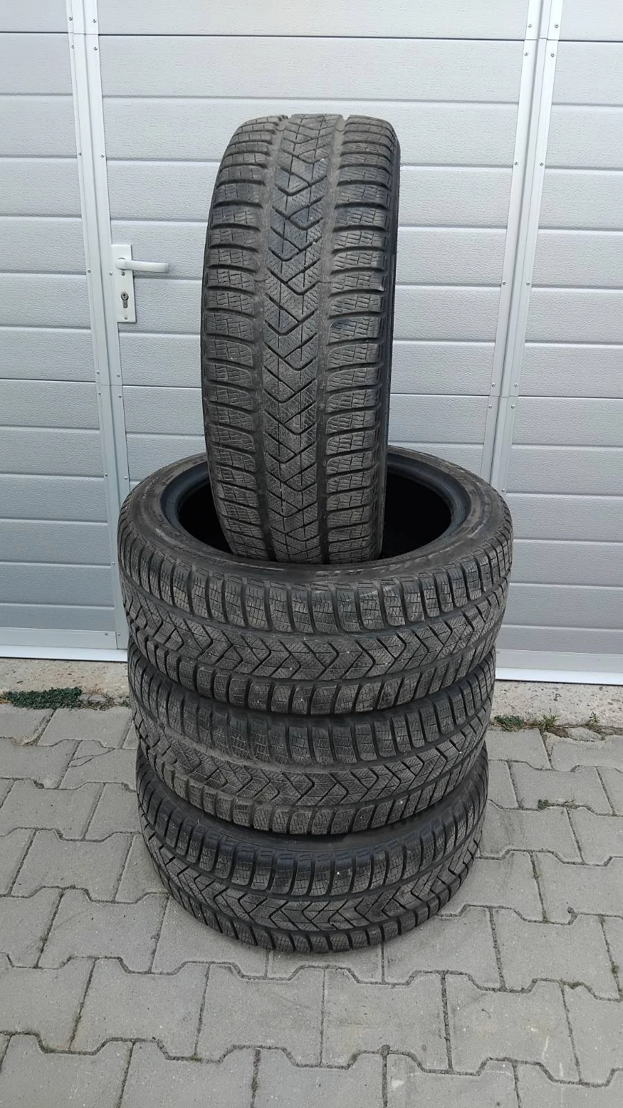 Гуми Зимни 235/45R19