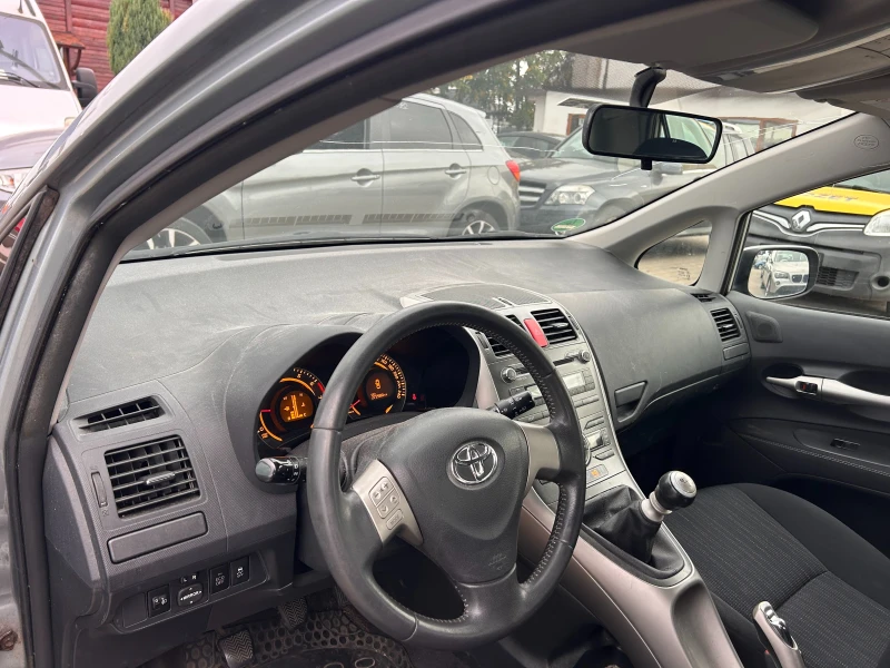 Toyota Auris 1.3i EURO 5, снимка 11 - Автомобили и джипове - 52090748