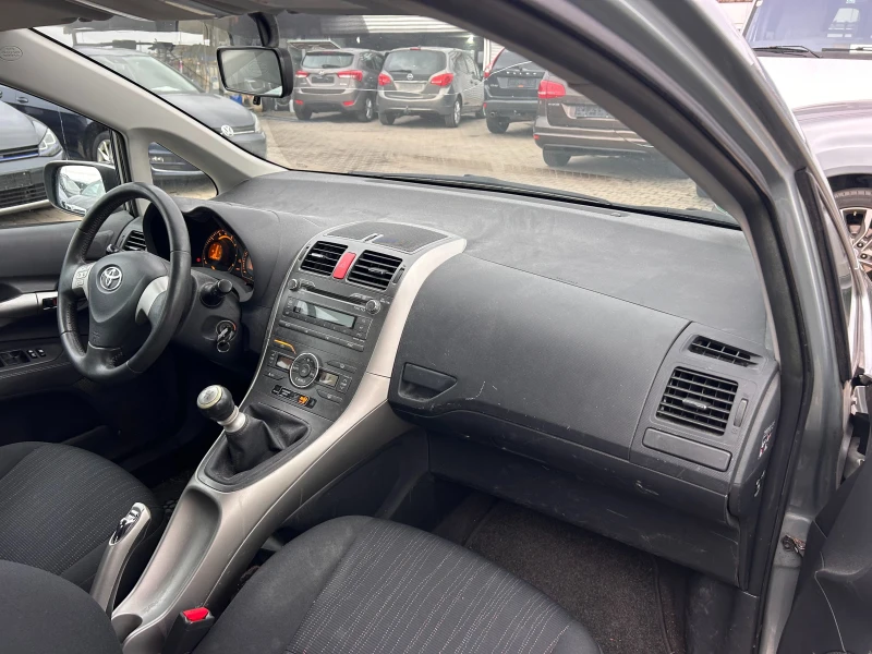 Toyota Auris 1.3i EURO 5, снимка 10 - Автомобили и джипове - 52090748