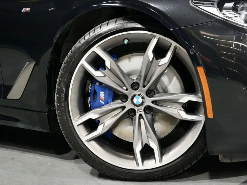 BMW 550 M550* xDrive * CARFAX * ЦЕНА ДО БЪЛГАРИЯ, снимка 4 - Автомобили и джипове - 53001120