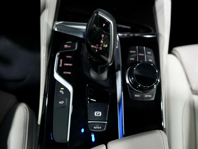 BMW 550 M550* xDrive * CARFAX * ЦЕНА ДО БЪЛГАРИЯ, снимка 16 - Автомобили и джипове - 53001120