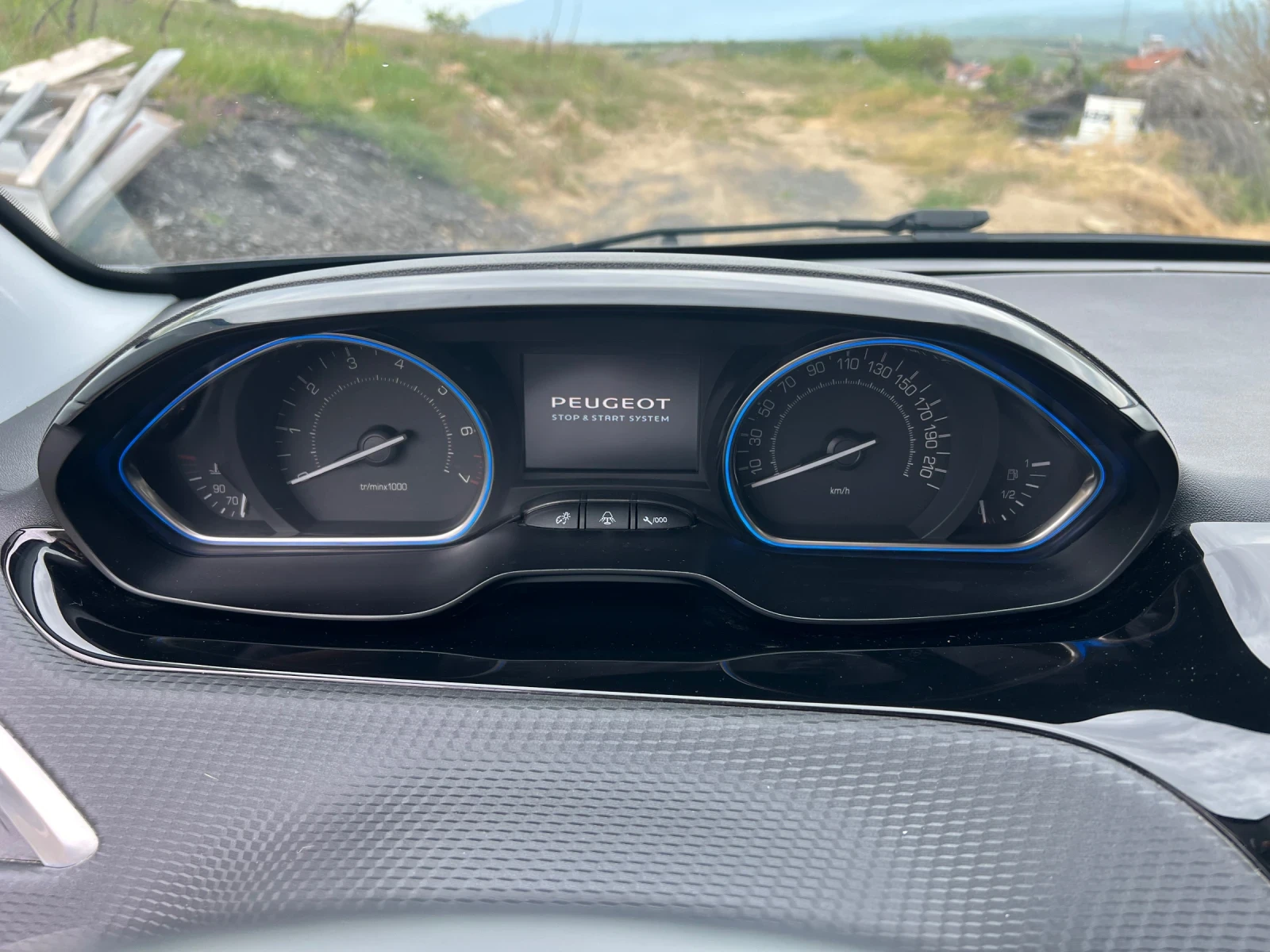 Peugeot 2008 1.2 PureTech 131КС ALLURE EURO6B, снимка 14 - Автомобили и джипове - 54454619