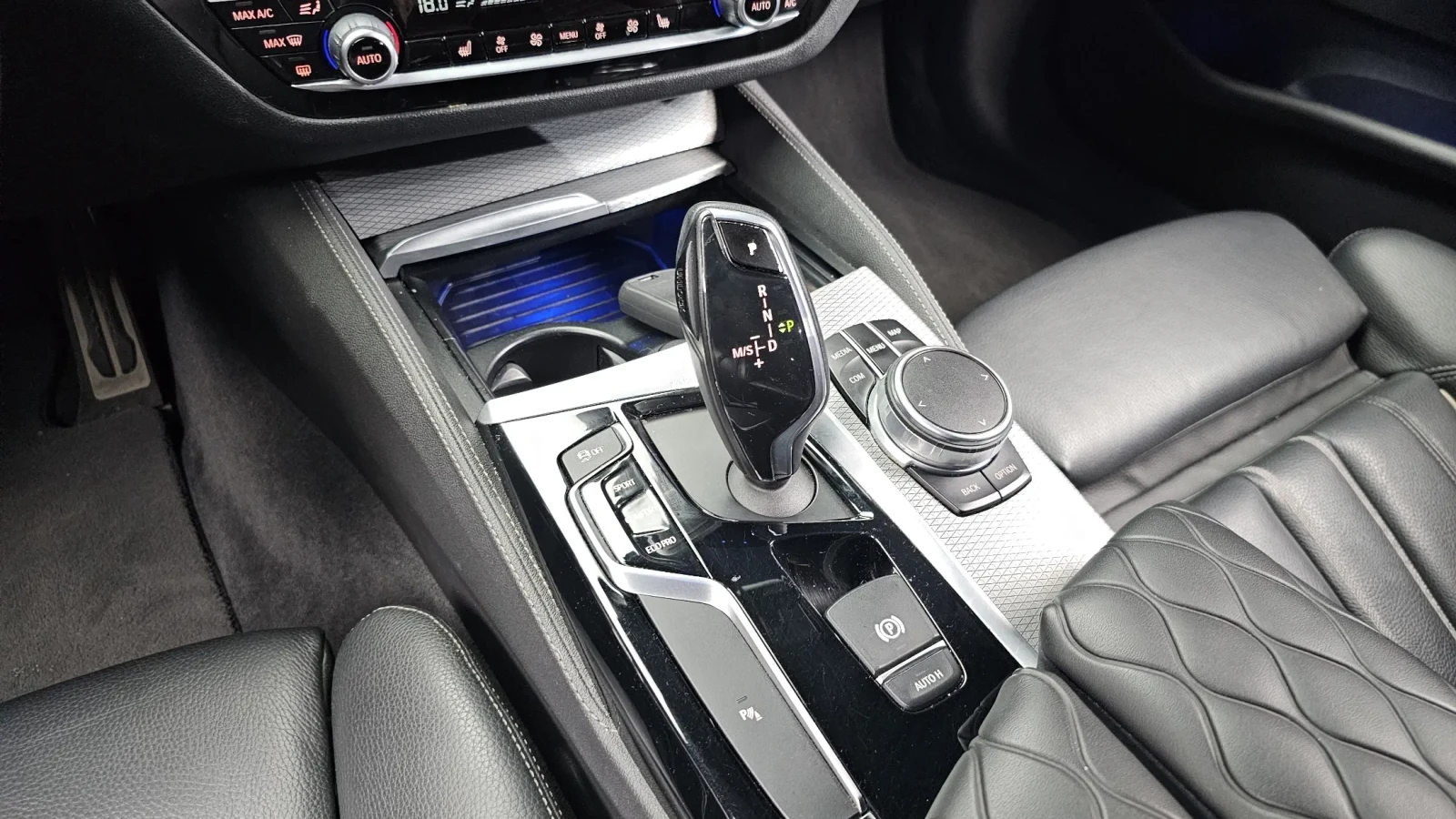 BMW 520 M SPORT + HEAD UP/360/PANO/FULL, снимка 7 - Автомобили и джипове - 55187540