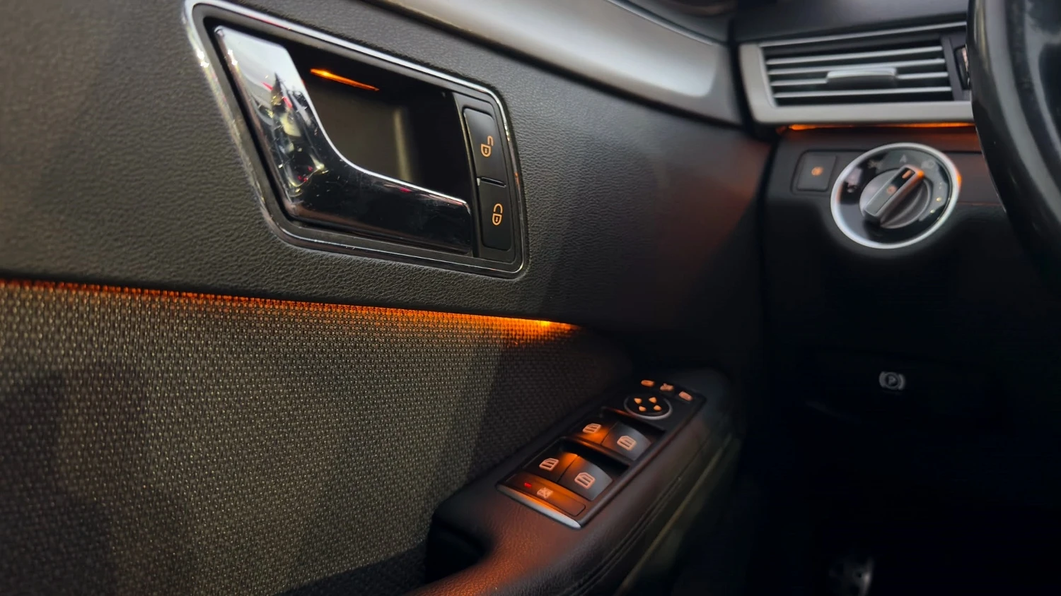 Mercedes-Benz E 220 CDi 170кс.Autom.Кожа Подгрев Navi Avantgarde, снимка 9 - Автомобили и джипове - 56231189
