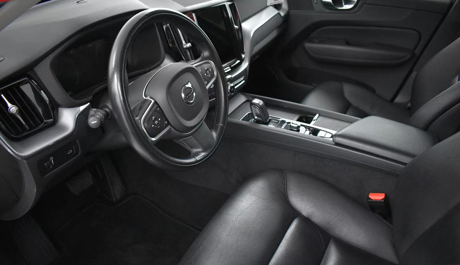 Volvo XC60 2.0B4-MOMENTUM/197HP/CAM/DIGI/AMBI/LED/ACC/159g - изображение 8