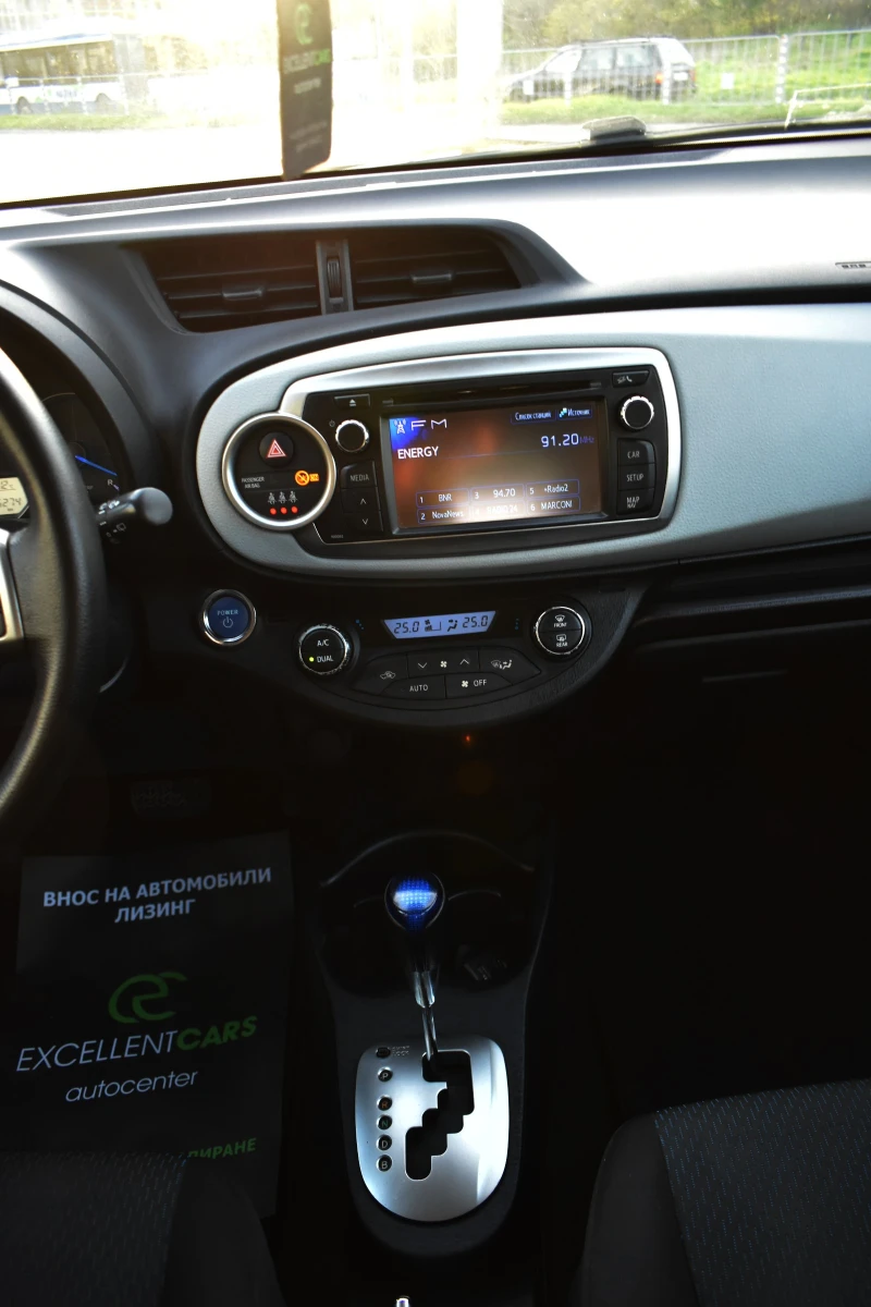 Toyota Yaris 1.5HYBRID* AUTOMAT, снимка 12 - Автомобили и джипове - 52650637