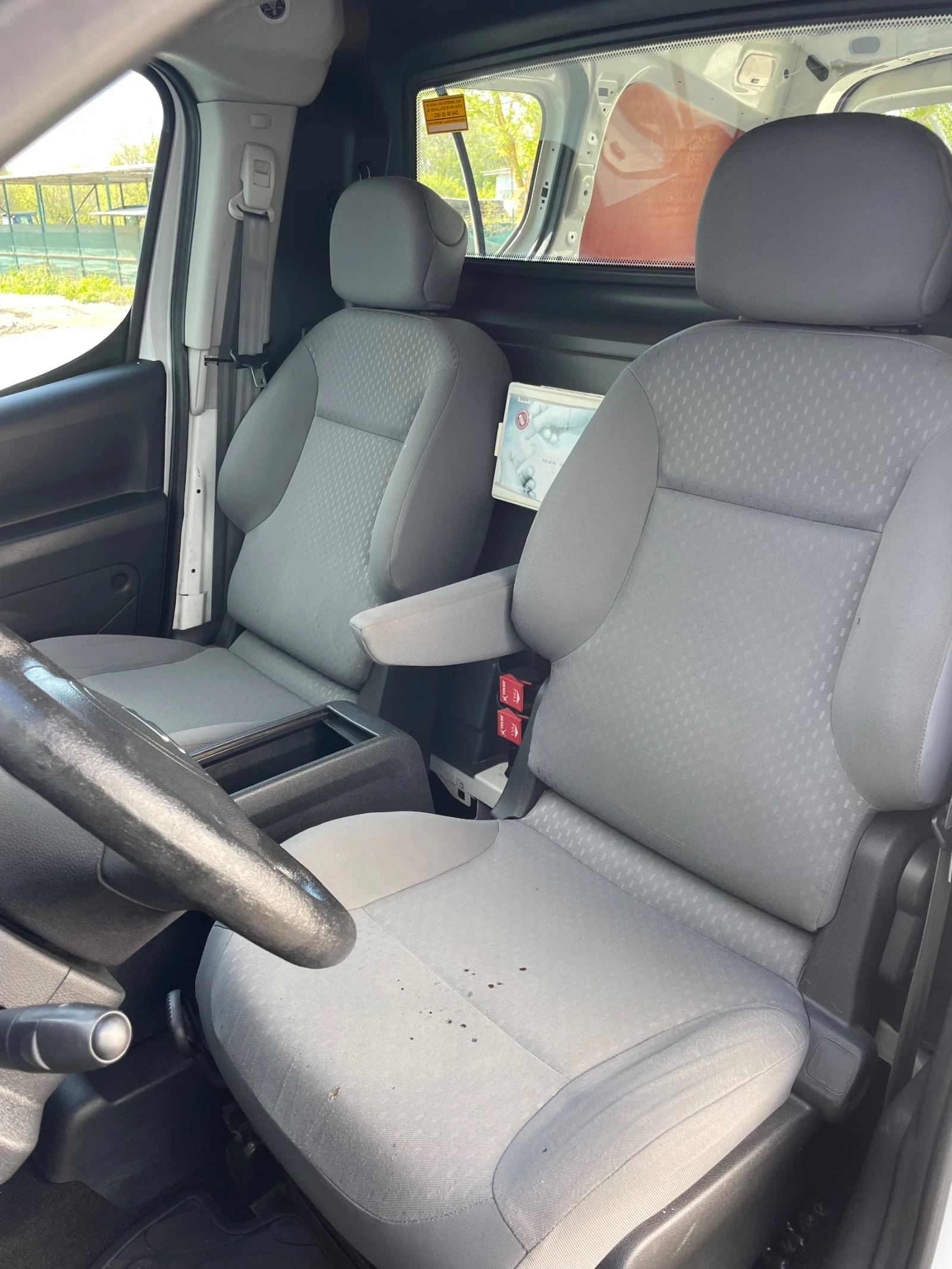 Citroen Berlingo 1.6HDI, снимка 10 - Автомобили и джипове - 47800095