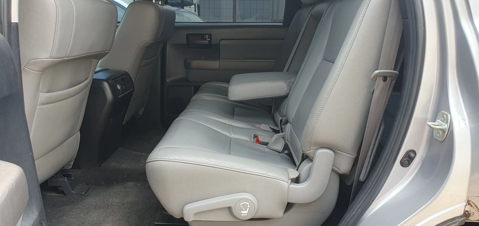Toyota Sequoia 5.7i 8 места, снимка 11 - Автомобили и джипове - 48413546