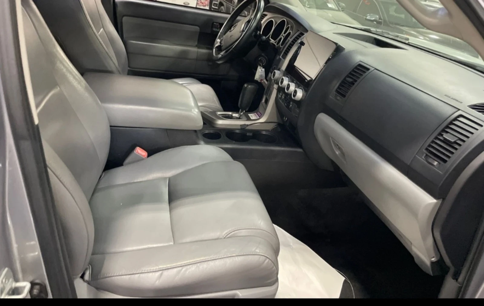 Toyota Sequoia 5.7i 8 места, снимка 8 - Автомобили и джипове - 48413546