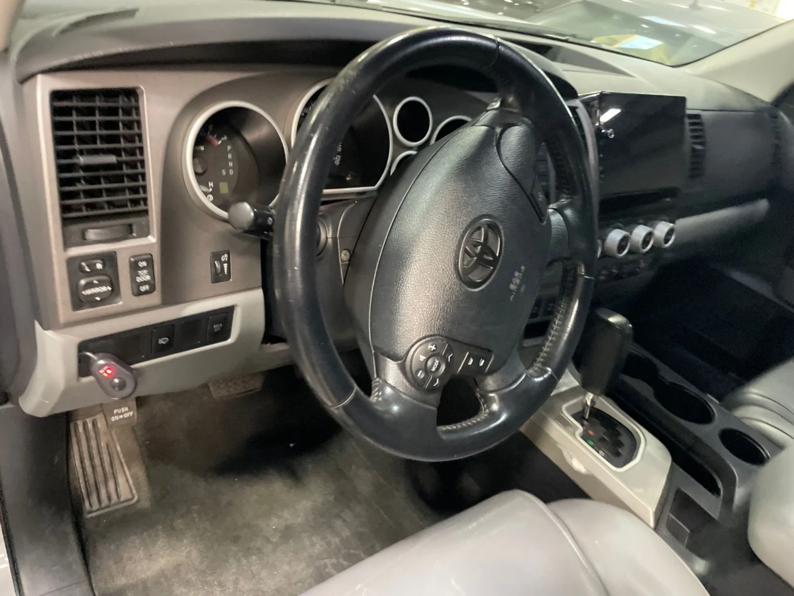 Toyota Sequoia 5.7i 8 места ТV, снимка 9 - Автомобили и джипове - 48413546