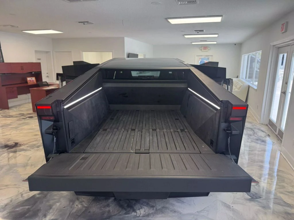 Tesla Cybertruck  - изображение 8