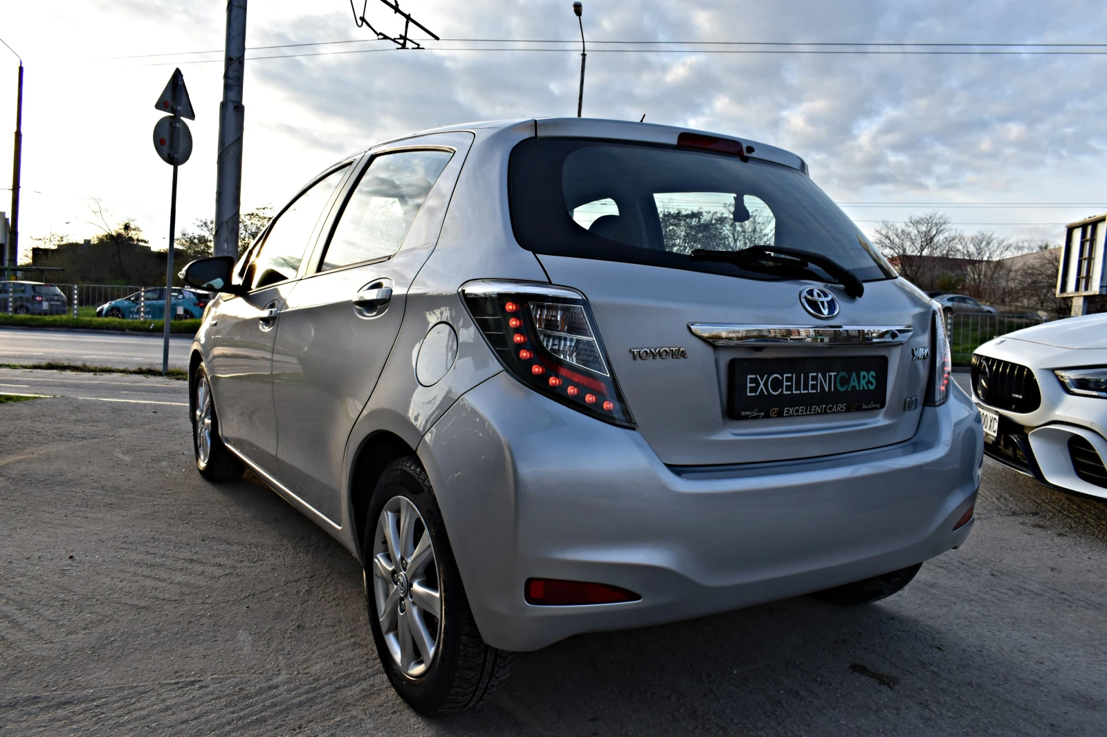 Toyota Yaris 1.5HYBRID* AUTOMAT - изображение 3